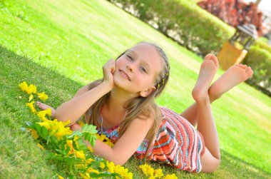 küçük kız tatilde