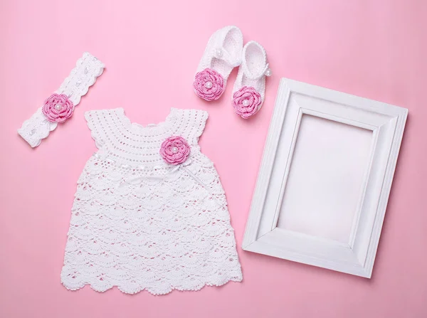 ピンクの背景のブーツとの美しい赤ちゃんがドレスアップ — ストック写真