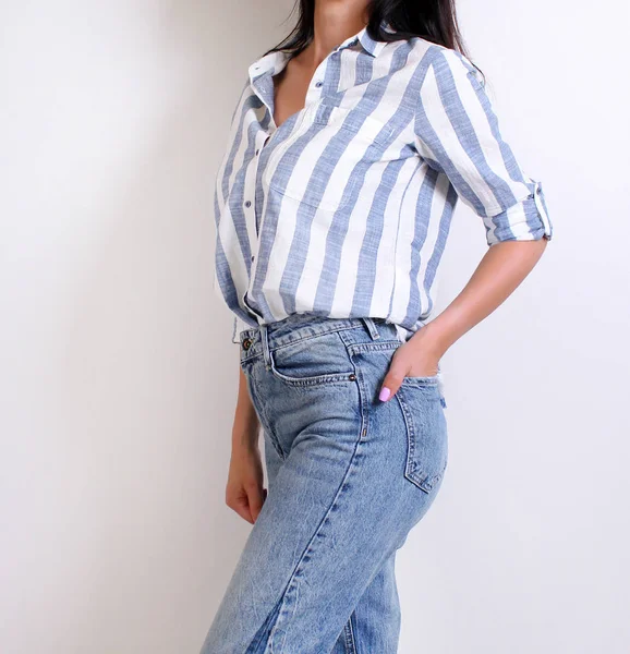 Mode Junge Frau Modischem Hemd Und Jeans Auf Weißem Hintergrund — Stockfoto