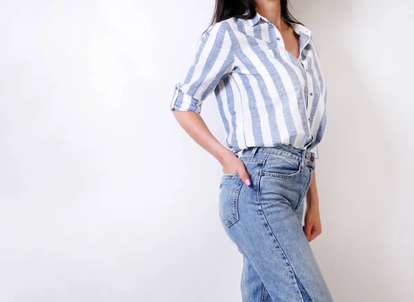 Мода Молодая Женщина Модной Рубашке Джинсах Белом Фоне — стоковое фото