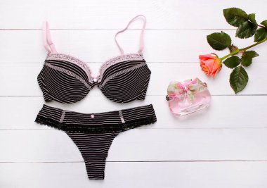 Güzel kadın iç çamaşırı. Dantel külot ve sutyen ahşap arka plan üzerinde yalan.