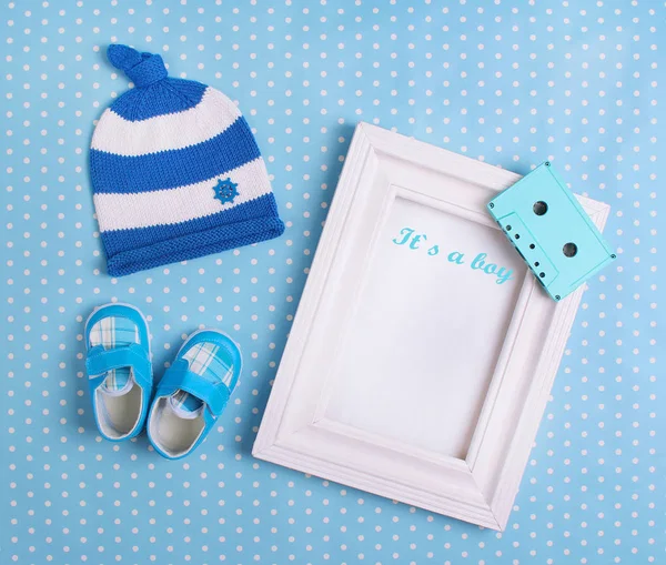 青色の背景にフレームと赤ちゃんの Bootees — ストック写真