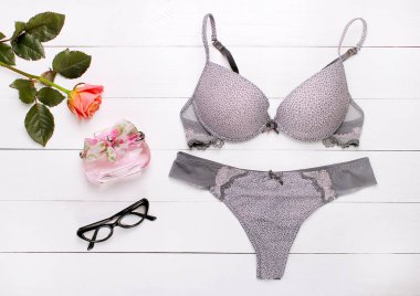 Güzel kadın iç çamaşırı. Dantel külot ve sutyen ahşap arka plan üzerinde yalan.