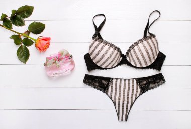 Güzel kadın iç çamaşırı. Dantel külot ve sutyen ahşap arka plan üzerinde yalan.