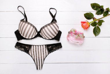 Güzel kadın iç çamaşırı. Dantel külot ve sutyen ahşap arka plan üzerinde yalan.