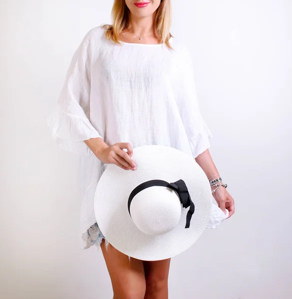 Mode Junge Frau Modischer Bluse Und Jeansrock Auf Weißem Hintergrund — Stockfoto