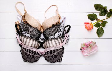 güzel seksi sütyen ve ahşap arka plan üzerinde parfüm