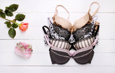 güzel seksi sütyen ve ahşap arka plan üzerinde parfüm