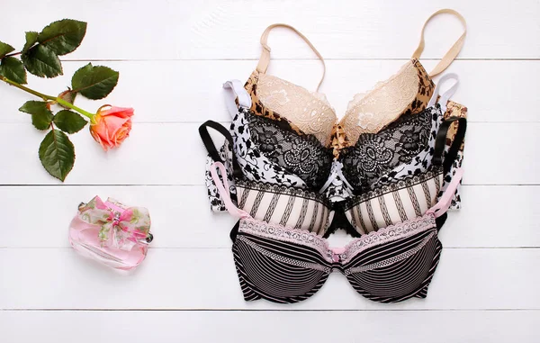 güzel seksi sütyen ve ahşap arka plan üzerinde parfüm
