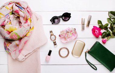 moda. trendy kazak, güzel eşarp ve beyaz bir arka plan üzerinde güneş gözlüğü