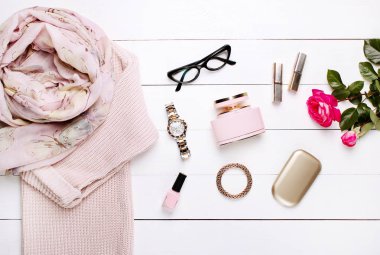 moda. trendy kazak, güzel eşarp ve gözlük beyaz bir arka plan üzerinde