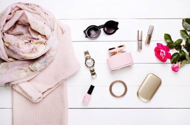 moda. trendy kazak, güzel eşarp ve beyaz bir arka plan üzerinde güneş gözlüğü