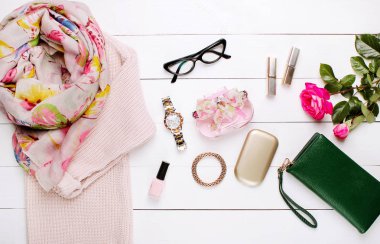 moda. trendy kazak, güzel eşarp ve gözlük beyaz bir arka plan üzerinde