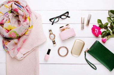 moda. trendy kazak, güzel eşarp ve gözlük beyaz bir arka plan üzerinde
