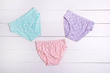 beyaz bir arka plan üzerinde çocuk külot