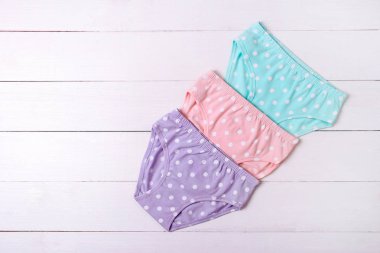 beyaz bir arka plan üzerinde çocuk külot