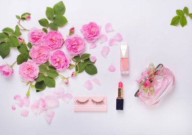 ruj, parfüm ve gül beyaz bir arka plan üzerinde
