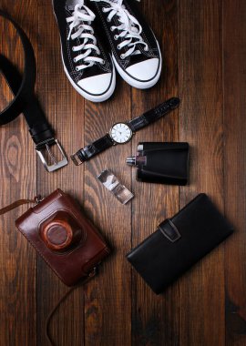 moda. saat, cüzdan, kemer, Köln, spor ayakkabı ve ahşap arka plan üzerinde eski fotoğraf makinesi