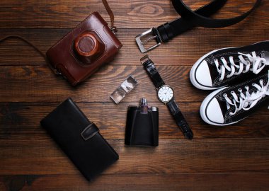 moda. saat, cüzdan, kemer, Köln, spor ayakkabı ve ahşap arka plan üzerinde eski fotoğraf makinesi