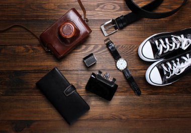 moda. saat, cüzdan, kemer, Köln, spor ayakkabı ve ahşap arka plan üzerinde eski fotoğraf makinesi