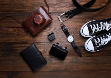 moda. saat, cüzdan, kemer, Köln, spor ayakkabı ve ahşap arka plan üzerinde eski fotoğraf makinesi