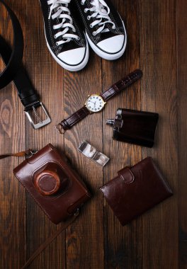moda. saat, cüzdan, kemer, Köln, spor ayakkabı ve ahşap arka plan üzerinde eski fotoğraf makinesi