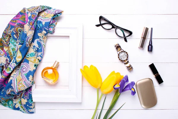 ファッション スカーフ 香水やメガネ 白い背景の上の花 — ストック写真