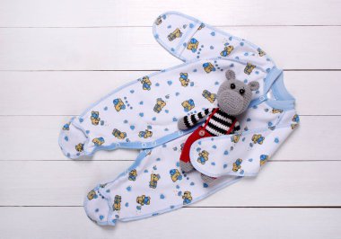 Bebek pijama ve beyaz zemin üzerine örme oyuncak