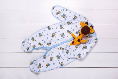 Bebek pijama ve beyaz zemin üzerine örme oyuncak