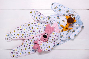 Bebek pijama ve beyaz zemin üzerine örme oyuncak