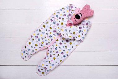 Bebek pijama ve beyaz zemin üzerine örme oyuncak
