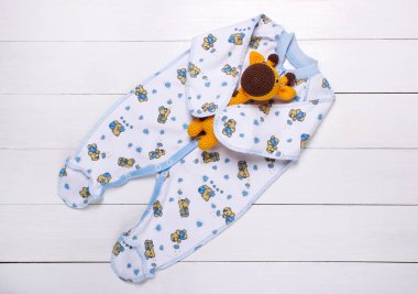 Bebek pijama ve beyaz zemin üzerine örme oyuncak