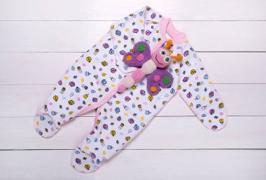 Bebek pijama ve beyaz zemin üzerine örme oyuncak