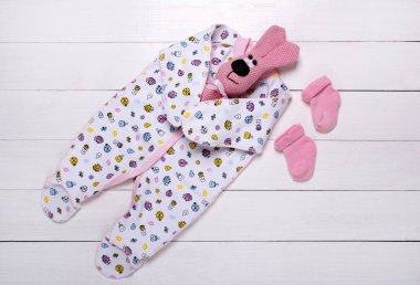 Bebek pijama ve beyaz zemin üzerine örme oyuncak