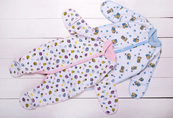 beyaz bir arka plan üzerinde bebek pijama