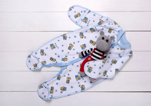 Bebek pijama ve beyaz zemin üzerine örme oyuncak