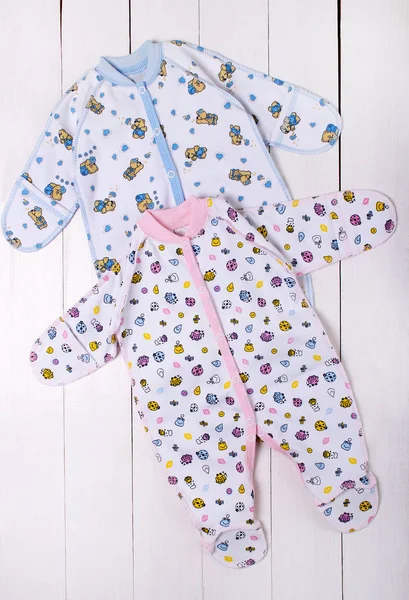 Beyaz Bir Arka Plan Üzerinde Bebek Pijama — Stok fotoğraf