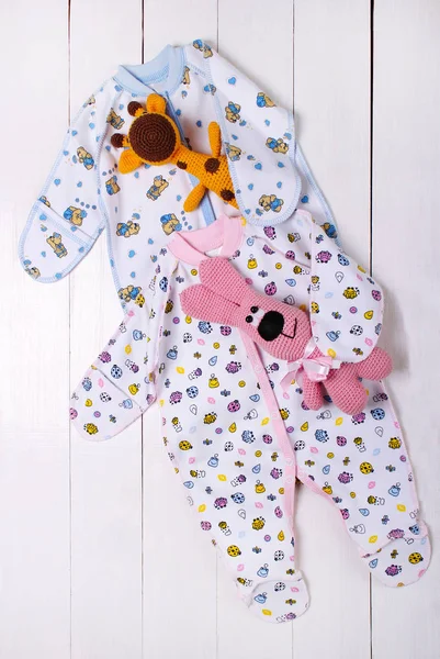 婴儿睡衣和一个白色背景针织玩具 — 图库照片