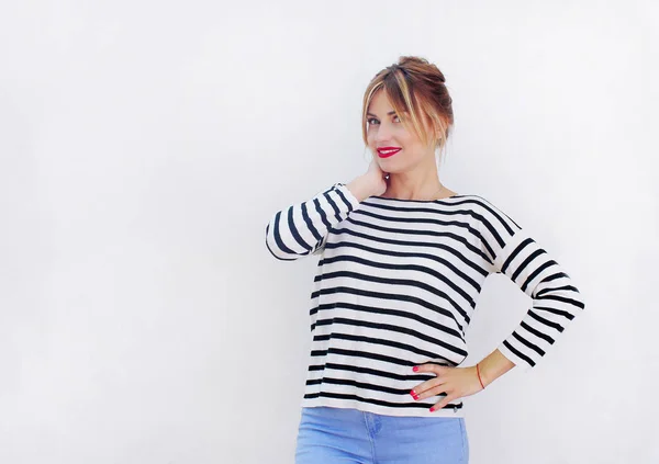 Mode Junge Frau Modischem Pullover Und Jeanshose Auf Weißem Hintergrund — Stockfoto