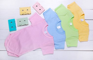 Yeni doğan erkek ve kız beyaz arka plan üzerinde için bebek giyim