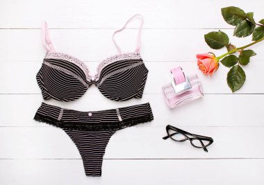 Güzel kadın iç çamaşırı. Dantel külot ve sutyen ahşap arka plan üzerinde yalan.