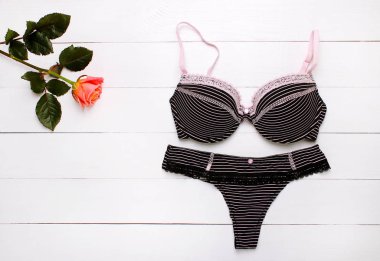 Güzel kadın iç çamaşırı. Dantel külot ve sutyen ahşap arka plan üzerinde yalan.