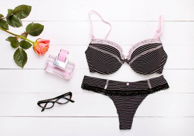 Güzel kadın iç çamaşırı. Dantel külot ve sutyen ahşap arka plan üzerinde yalan.