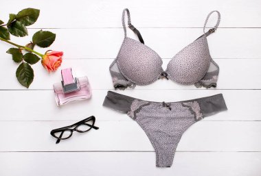 Güzel kadın iç çamaşırı. Dantel külot ve sutyen ahşap arka plan üzerinde yalan.