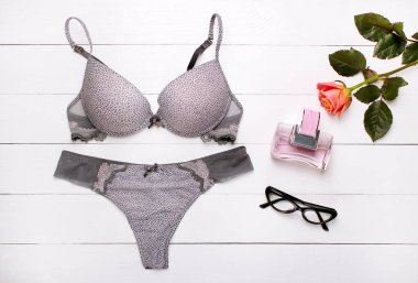 Güzel kadın iç çamaşırı. Dantel külot ve sutyen ahşap arka plan üzerinde yalan.