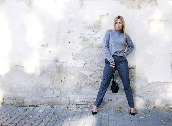 Moda Giovane Donna Maglione Alla Moda Pantaloni Vicino Muro — Foto Stock