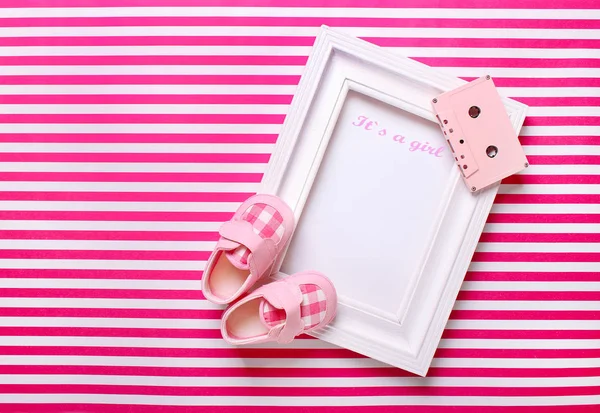ピンクの背景のフレームと赤ちゃんの Bootees — ストック写真