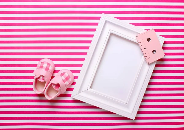 Baby Stövletter Med Ram Rosa Bakgrund — Stockfoto