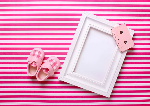 Stivaletti Del Bambino Con Una Cornice Sfondo Rosa — Foto Stock