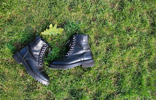 Mode Fashion Schoenen Groen Gras — Stockfoto